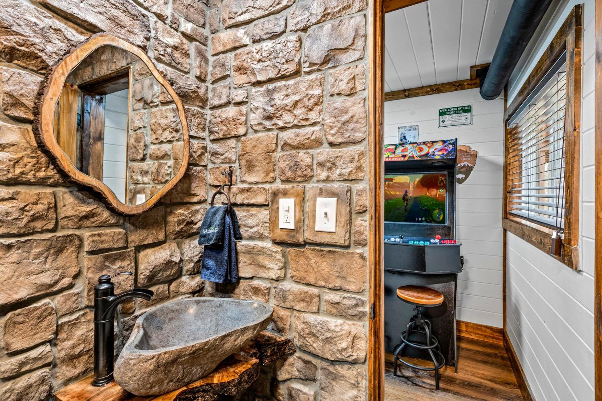 1Mile Downtown, Handicap Ramp, Hot Tub, Game Room ガトリンバーグ エクステリア 写真