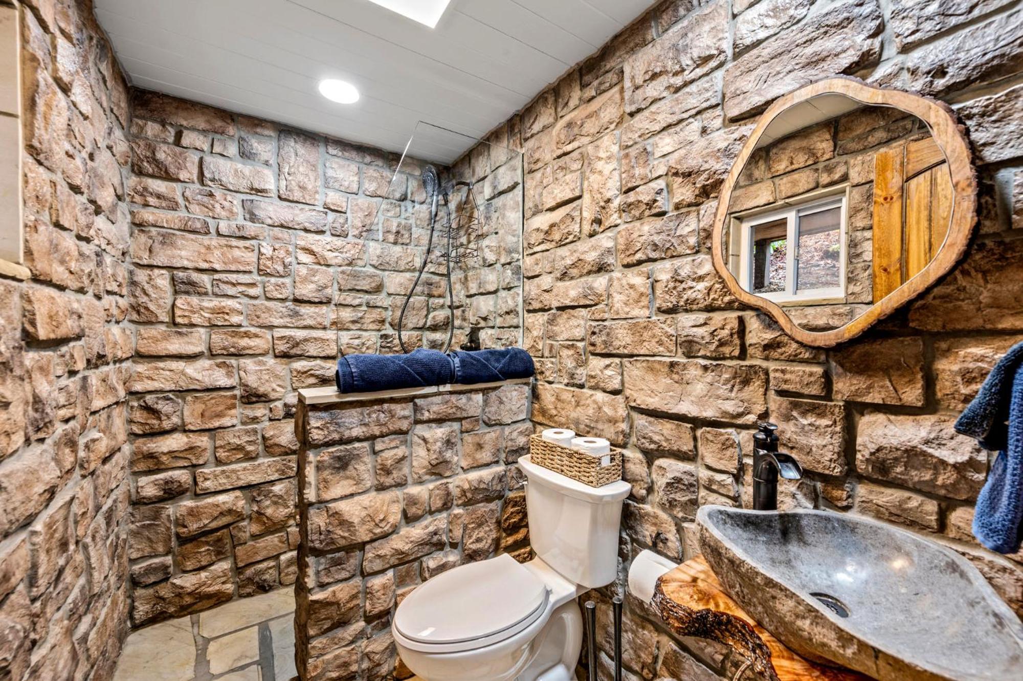 1Mile Downtown, Handicap Ramp, Hot Tub, Game Room ガトリンバーグ エクステリア 写真