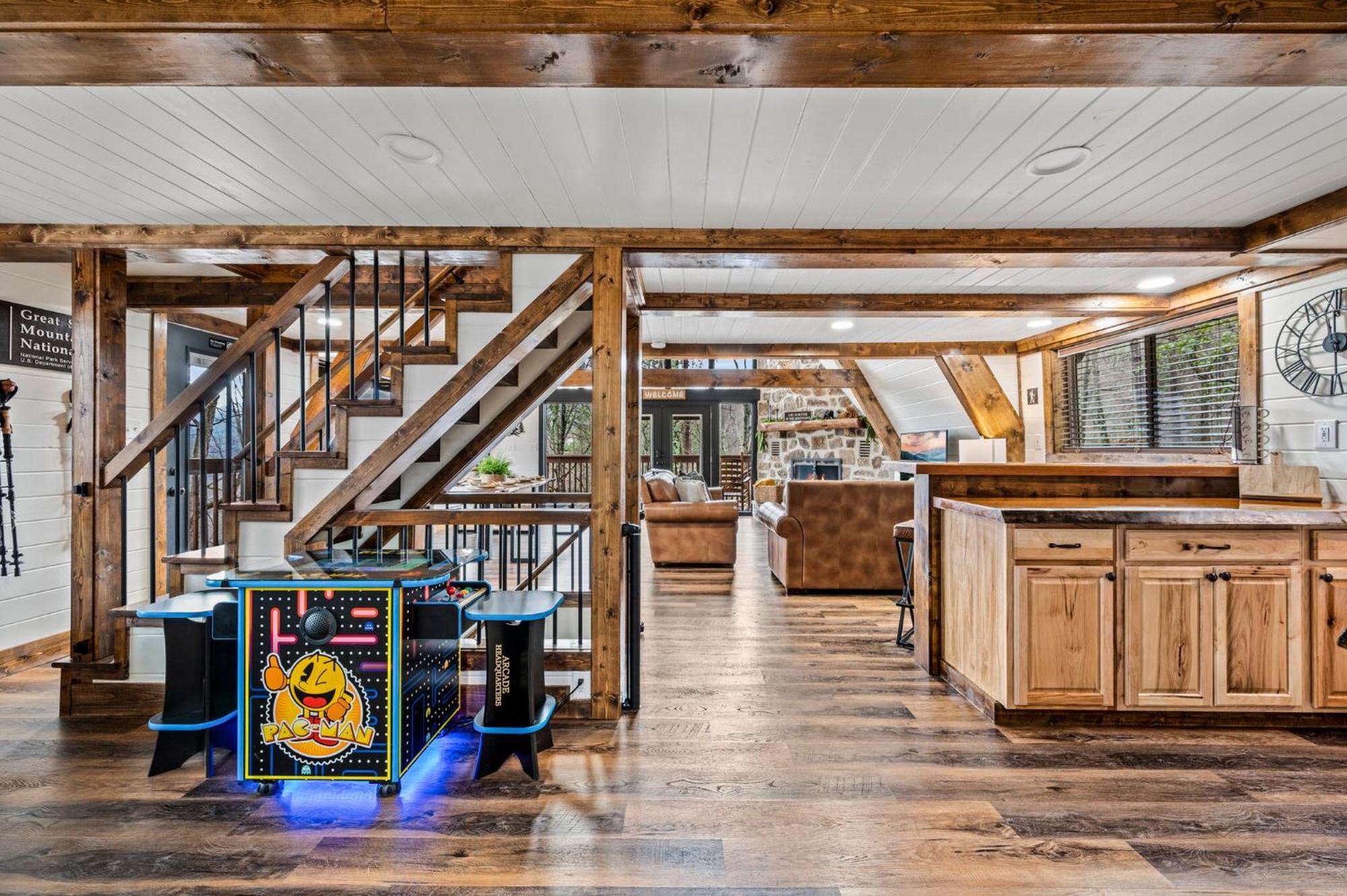 1Mile Downtown, Handicap Ramp, Hot Tub, Game Room ガトリンバーグ エクステリア 写真