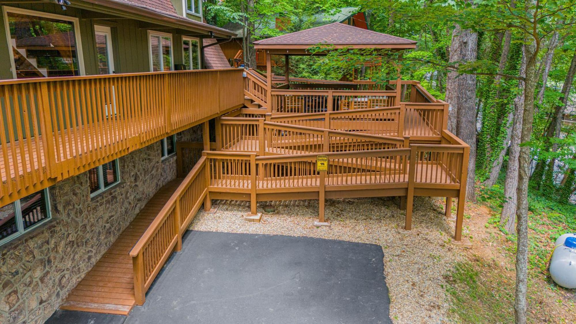 1Mile Downtown, Handicap Ramp, Hot Tub, Game Room ガトリンバーグ エクステリア 写真